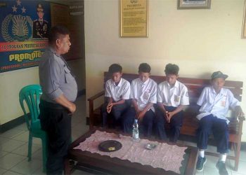 Nongkrong di Warung saat Jam Belajar, Pelajar Diceramahi Kapolsek