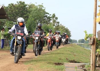 Tinjau Pasokan Air Jelang Panen Gadu, Bupati Panas-panasan Pakai Motor