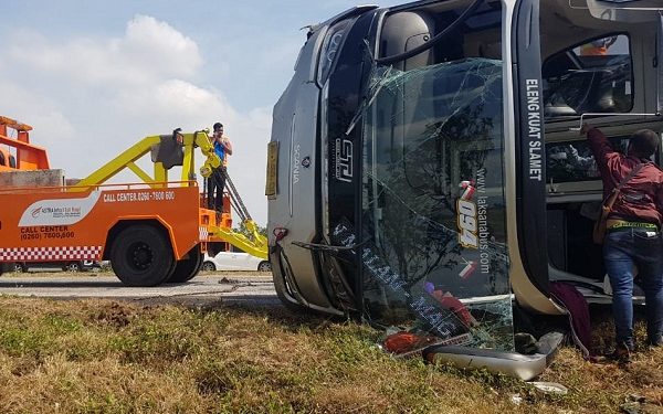 Bus Sudiro Tungga Jaya Terguling di KM 177 Tol Cipali, Satu Tewas