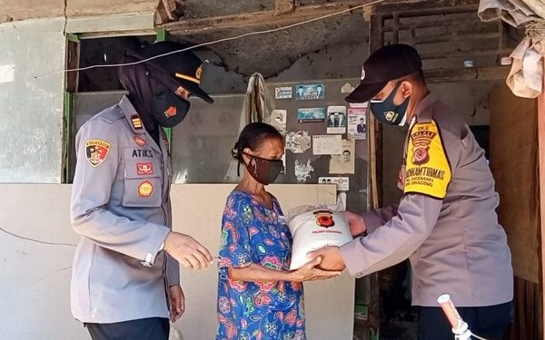 Polsek Cigasong Kembali Bagikan Sembako Bagi Warga Tidak Mampu