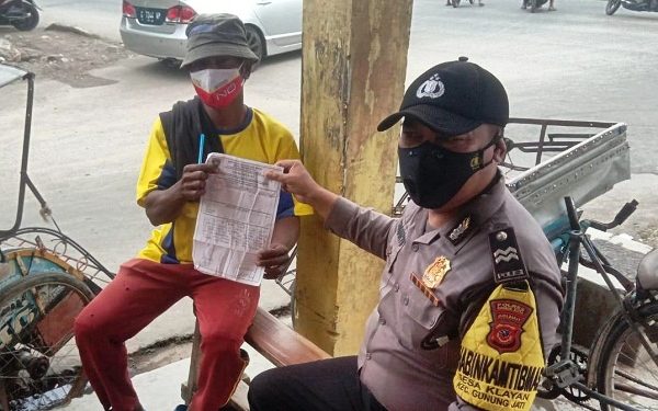 Sambangi Desa Binaannya, Bhabinkamtibmas Klayan Selesaikan Masalah Warga