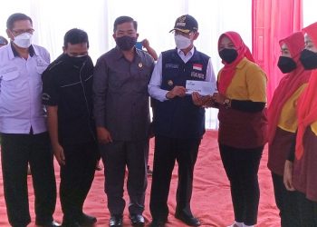 Bupati Majalengka Serahkan BLT DBHCHT Bagi Naker Pabrik Rokok di PT KIB