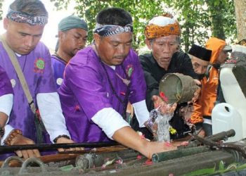 Tradisi Nyiramkeun Benda Pusaka Talaga  Manggung Terus Dilestarikan