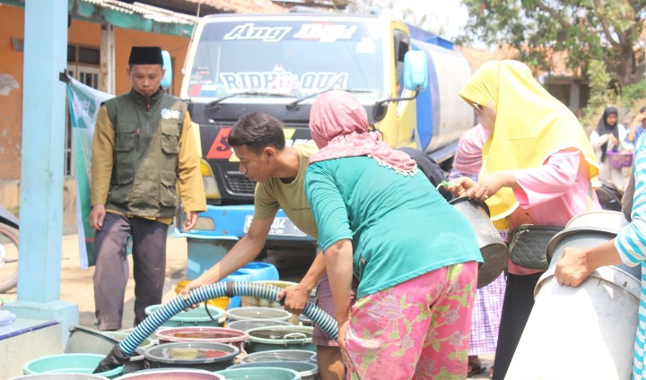 Hidayatullah Dan Baitul Wakaf Bagikan Air Bersih Di Argasunya