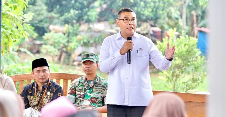 Serahkan Sertipikat Elektronik  Door to Door di Semarang, Wamen Ossy Tekankan Soal Keamanan dan Kemudahan Akses